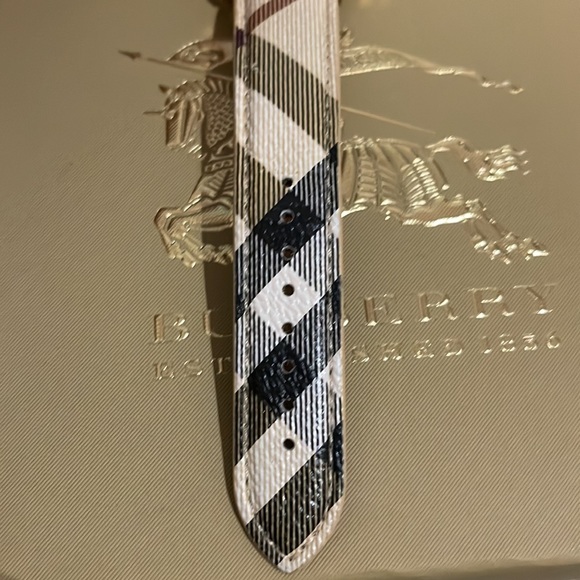 Real Burberry watch in gold with leather printed strap. - Picture 3 of 7